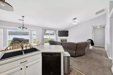 8117 Kootenay Ct, Pasco, WA 99301