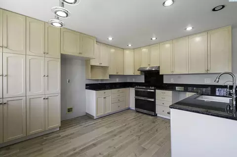 Kitchen - 11021 View Ln, Pasco, WA 99301 photo 1 of 3