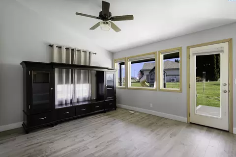 Living - 11021 View Ln, Pasco, WA 99301 photo 5 of 7