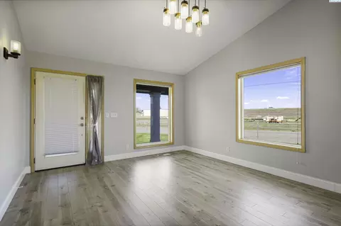 Living - 11021 View Ln, Pasco, WA 99301 photo 2 of 7