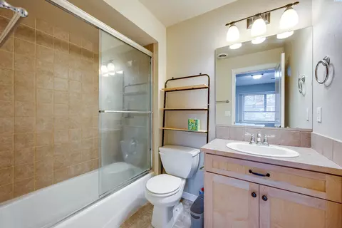 Bath - 715 NE Oak Street Condo B, Pullman, WA 99163 photo 2 of 4