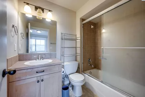 Bath - 715 NE Oak Street Condo B, Pullman, WA 99163 photo 3 of 4