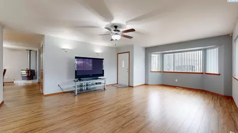 Living - 127 Willow Cir, Pasco, WA 99301 photo 1 of 4