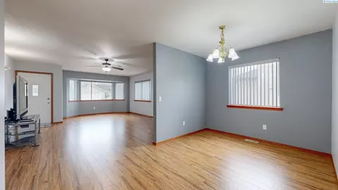 Living - 127 Willow Cir, Pasco, WA 99301 photo 3 of 4