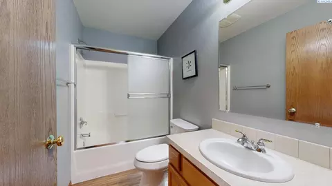 Bath - 127 Willow Cir, Pasco, WA 99301 photo 2 of 2