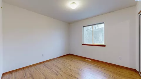 Bedroom - 127 Willow Cir, Pasco, WA 99301 photo 3 of 4