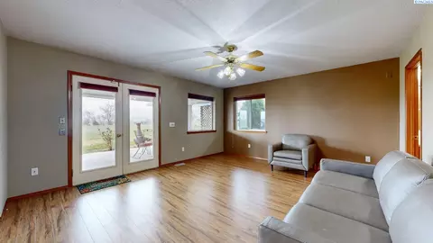 Living - 127 Willow Cir, Pasco, WA 99301 photo 4 of 4
