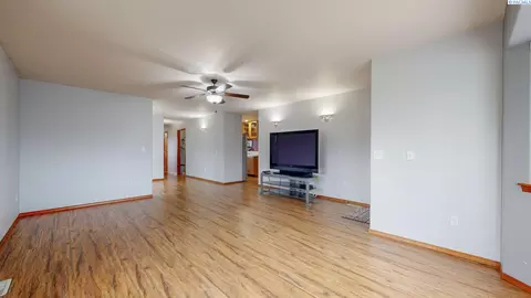 Living - 127 Willow Cir, Pasco, WA 99301 photo 2 of 4