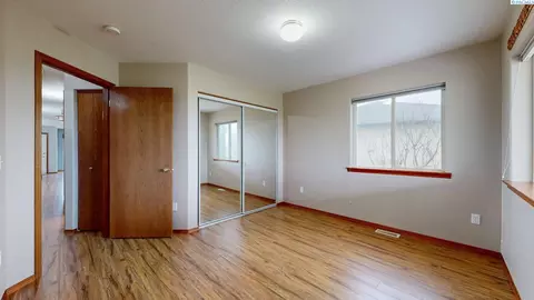 Bedroom - 127 Willow Cir, Pasco, WA 99301 photo 2 of 4