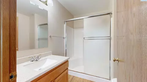 Bath - 127 Willow Cir, Pasco, WA 99301 photo 1 of 2