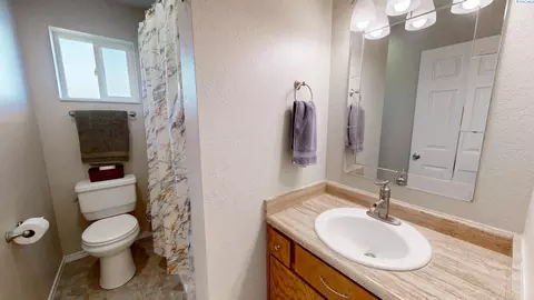 Bath - 1708 NW Lamont St, Pullman, WA 99163 photo 2 of 2