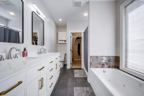 Bath - 1215 Sunnyside Dr, Pullman, WA 99163 photo 1 of 4
