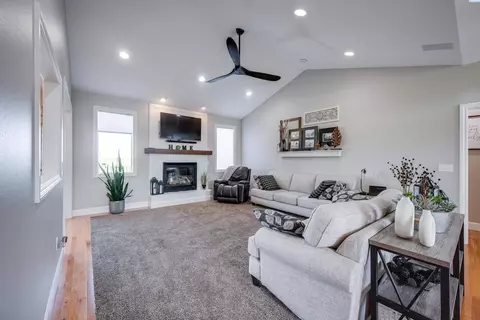Living - 1215 Sunnyside Dr, Pullman, WA 99163 photo 1 of 2