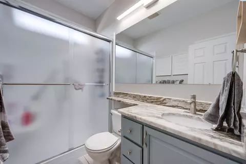 Bath - 1215 Sunnyside Dr, Pullman, WA 99163 photo 3 of 4