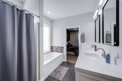 Bath - 1215 Sunnyside Dr, Pullman, WA 99163 photo 2 of 4