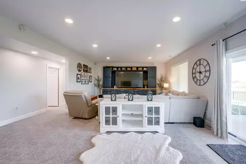 Living - 1215 Sunnyside Dr, Pullman, WA 99163 photo 2 of 2