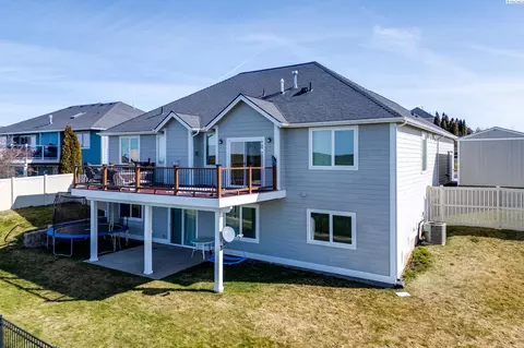 Exterior - 1215 Sunnyside Dr, Pullman, WA 99163 photo 5 of 9
