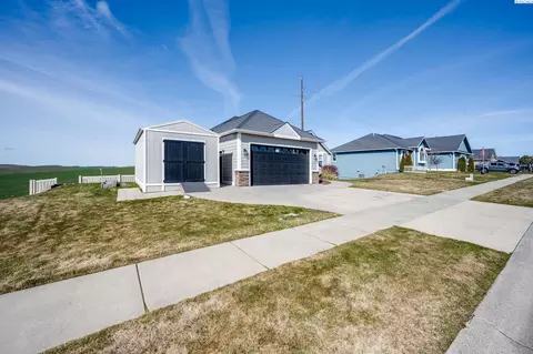 Exterior - 1215 Sunnyside Dr, Pullman, WA 99163 photo 7 of 9