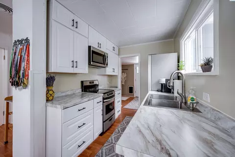Kitchen - 535 SW Summer St, Pullman, WA 99163 photo 3 of 3