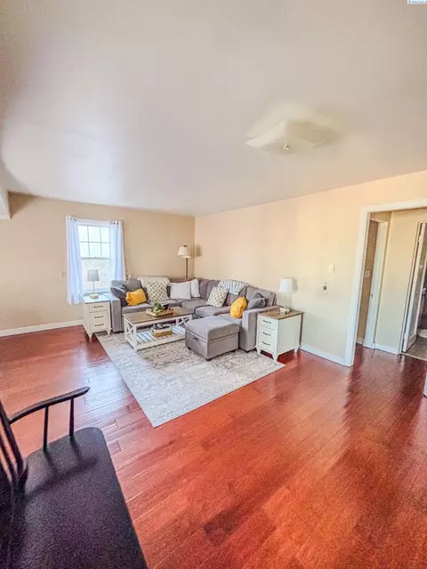 Living - 230 SE Se Spg, Pullman, WA 99163 photo 3 of 4