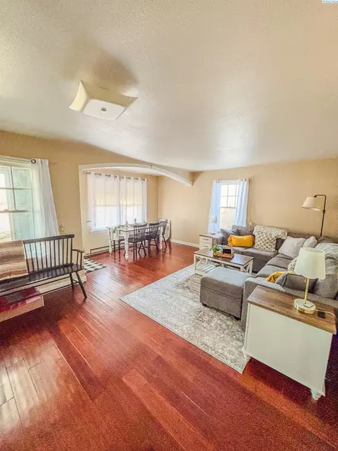 Living - 230 SE Se Spg, Pullman, WA 99163 photo 2 of 4