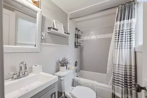 Bath - 230 SE Se Spg, Pullman, WA 99163 photo 1 of 1