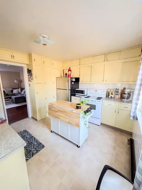 Kitchen - 230 SE Se Spg, Pullman, WA 99163 photo 4 of 5