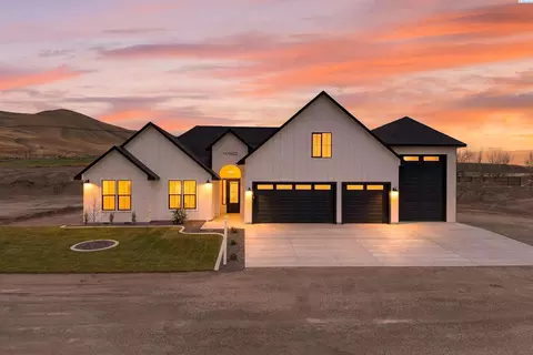 6622 E 2nd St, Benton City, WA 99320