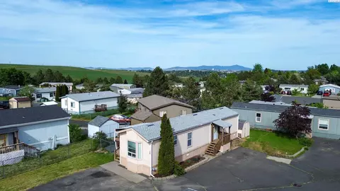 255 NW Golden Hills Dr #38, Pullman, WA 99163