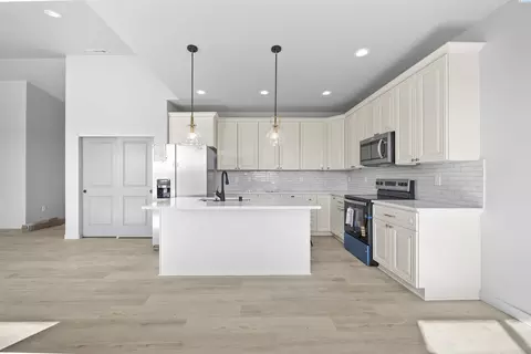Kitchen - 606 Eureka Ave, Pasco, WA 99301 photo 2 of 3