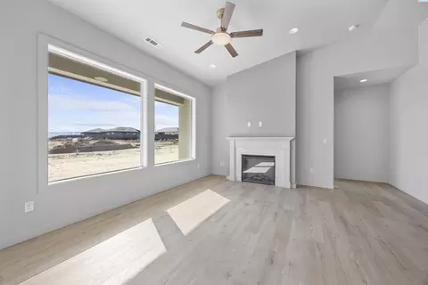 Living - 606 Eureka Ave, Pasco, WA 99301 photo 2 of 3
