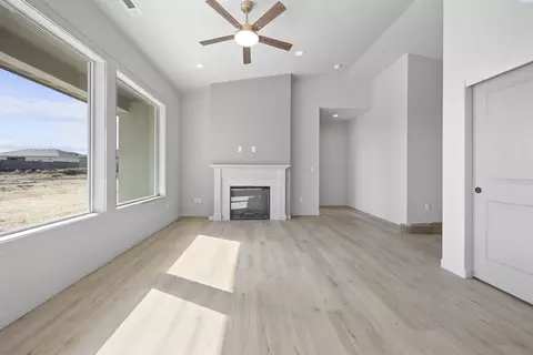 Living - 606 Eureka Ave, Pasco, WA 99301 photo 3 of 3