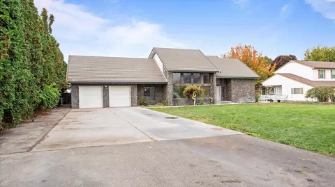 65 Snake River Dr, Burbank, WA 99323