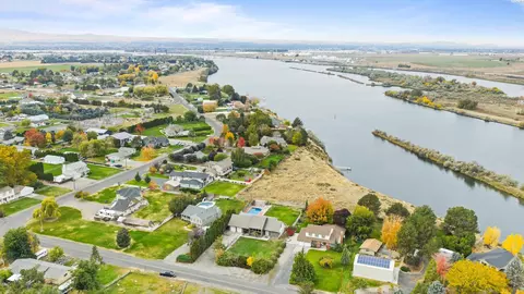 65 Snake River Dr, Burbank, WA 99323