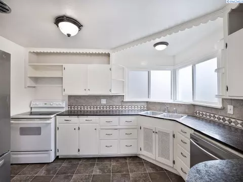Kitchen - 620 SE Mckenzie St, Pullman, WA 99163 photo 2 of 3