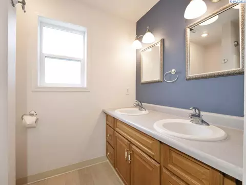 Bath - 620 SE Mckenzie St, Pullman, WA 99163 photo 1 of 2