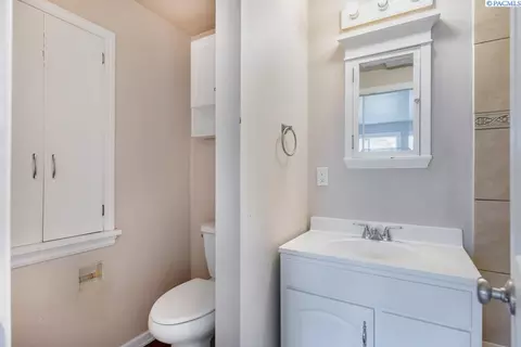 Bath - 620 SE Mckenzie St, Pullman, WA 99163 photo 2 of 2