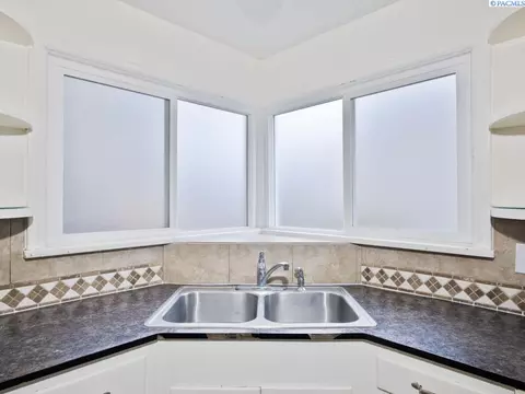 Kitchen - 620 SE Mckenzie St, Pullman, WA 99163 photo 3 of 3