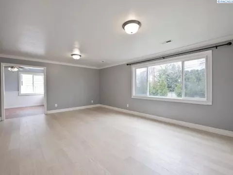 Living - 620 SE Mckenzie St, Pullman, WA 99163 photo 2 of 5