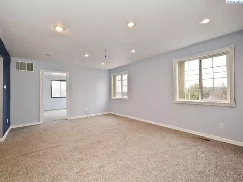 Living - 620 SE Mckenzie St, Pullman, WA 99163 photo 3 of 5