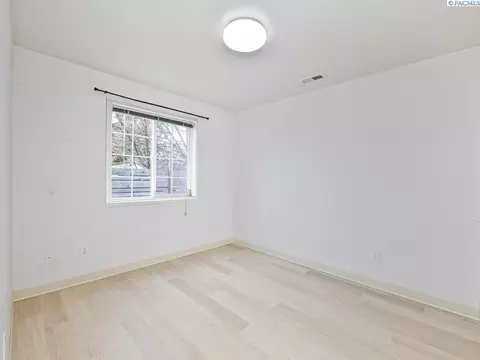 Bedroom - 620 SE Mckenzie St, Pullman, WA 99163 photo 3 of 7