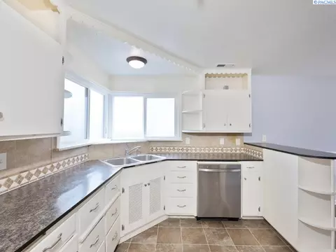 Kitchen - 620 SE Mckenzie St, Pullman, WA 99163 photo 1 of 3