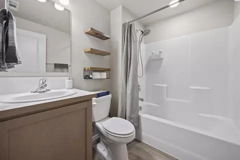 Bath - 112 Bitters Loop, Grandview, WA 98930 photo 1 of 2