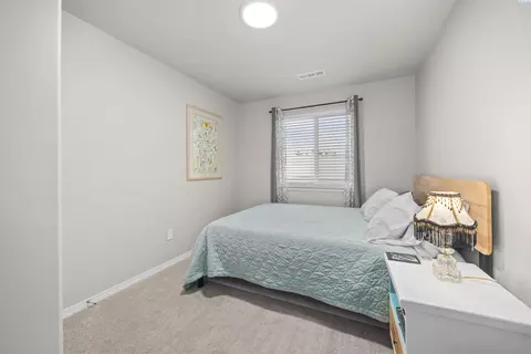 Bedroom - 112 Bitters Loop, Grandview, WA 98930 photo 3 of 4