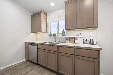 Kitchen - 112 Bitters Loop, Grandview, WA 98930 photo 2 of 4