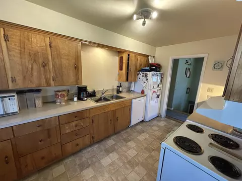 Kitchen - 115 SW Skyline Dr, Pullman, WA 99163 photo 2 of 2