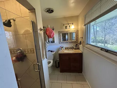 Bath - 115 SW Skyline Dr, Pullman, WA 99163 photo 1 of 6