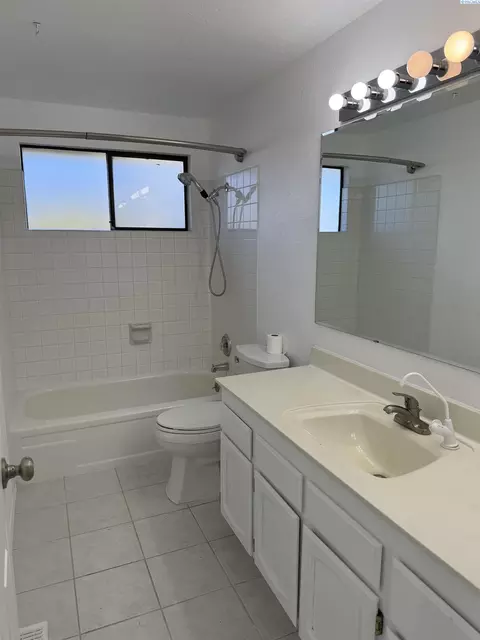 Bath - 6105 W Sylvester St, Pasco, WA 99301 photo 3 of 4