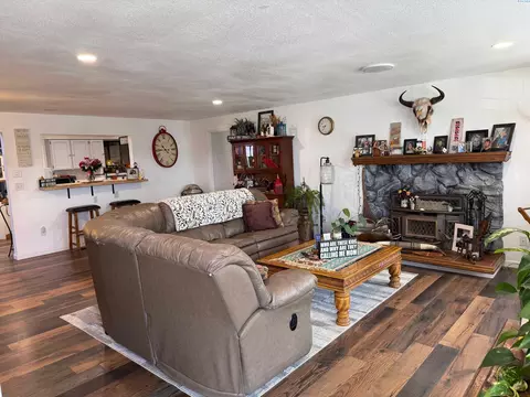 Living - 6105 W Sylvester St, Pasco, WA 99301 photo 3 of 6