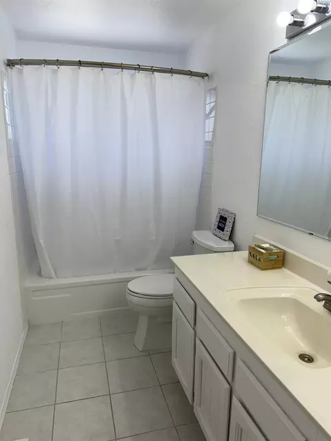 Bath - 6105 W Sylvester St, Pasco, WA 99301 photo 1 of 4